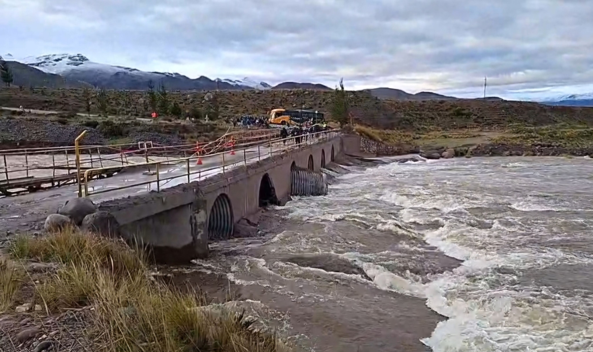 Población exige nuevo puente tras daños en Badén
