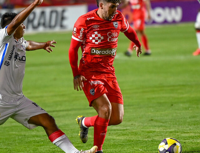 Jugador de Cienciano acusa a árbitro por insultos durante partido