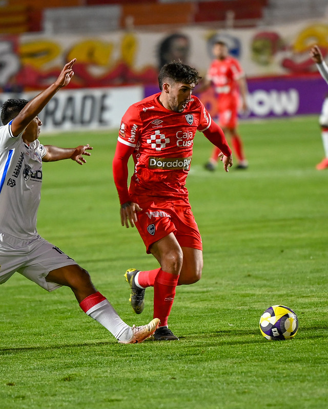 Jugador de Cienciano acusa a árbitro por insultos durante partido