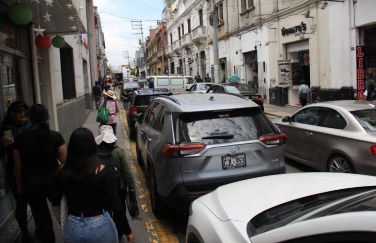 Comisaría de Santa Marta ocupa vía pública como estacionamiento 