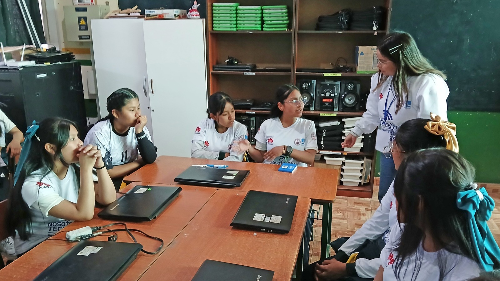 Capacitaron en inteligencia artificial a casi 500 alumnas