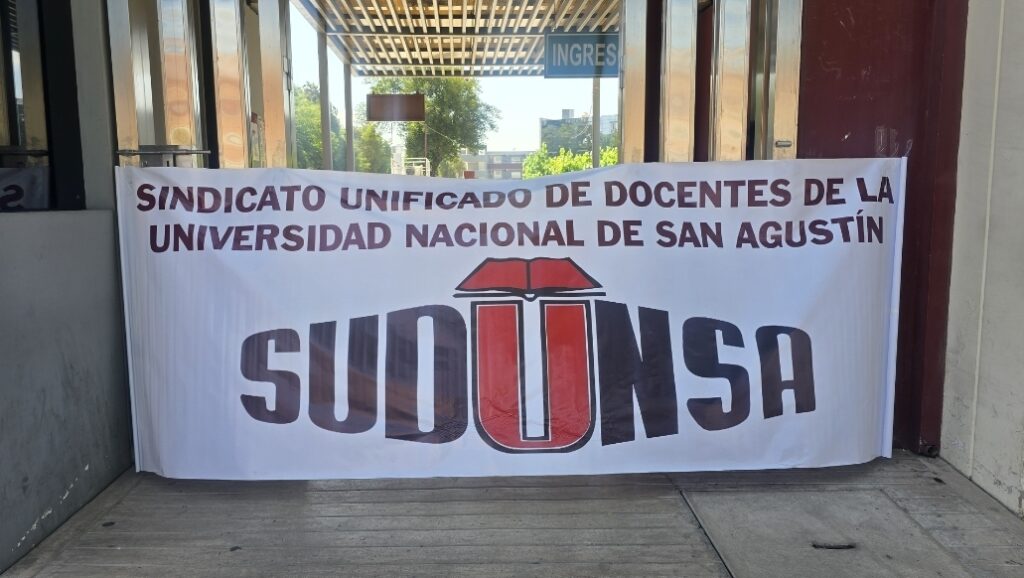 Docentes de la UNSA protestan en principio por el regreso de un bono mensual