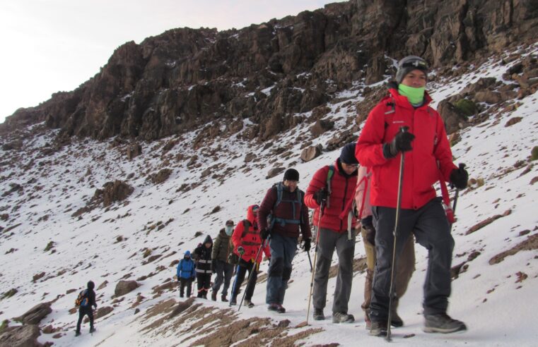 Andinistas coronaron la cima de la Montaña Dorada, el Tacune