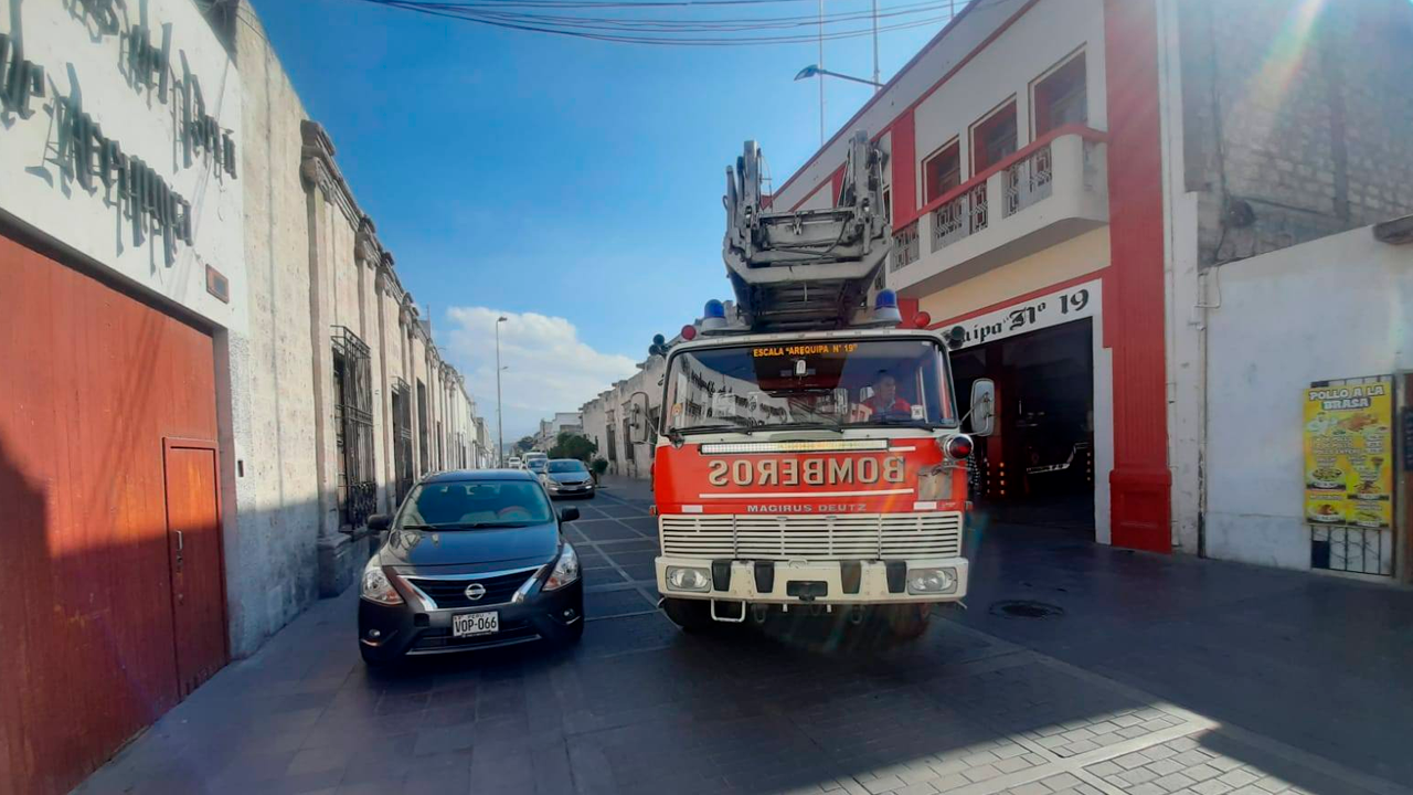Bomberos en Arequipa: “No es solo no estacionarse en las zonas rígidas, es no dificultar el tránsito»