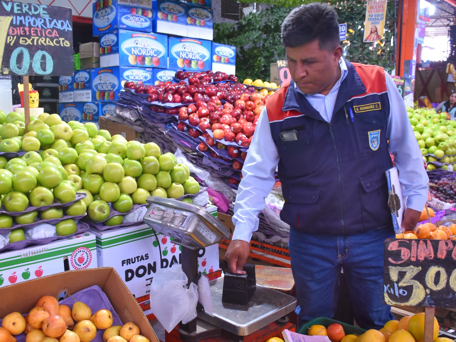 Si alteras tu balanza para robar en el peso serás multado con más de 2600 soles