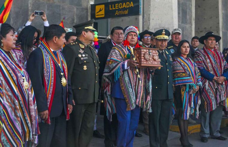 Reciben en ceremonia especial restos simbólicos de hijo de Túpac Amaru