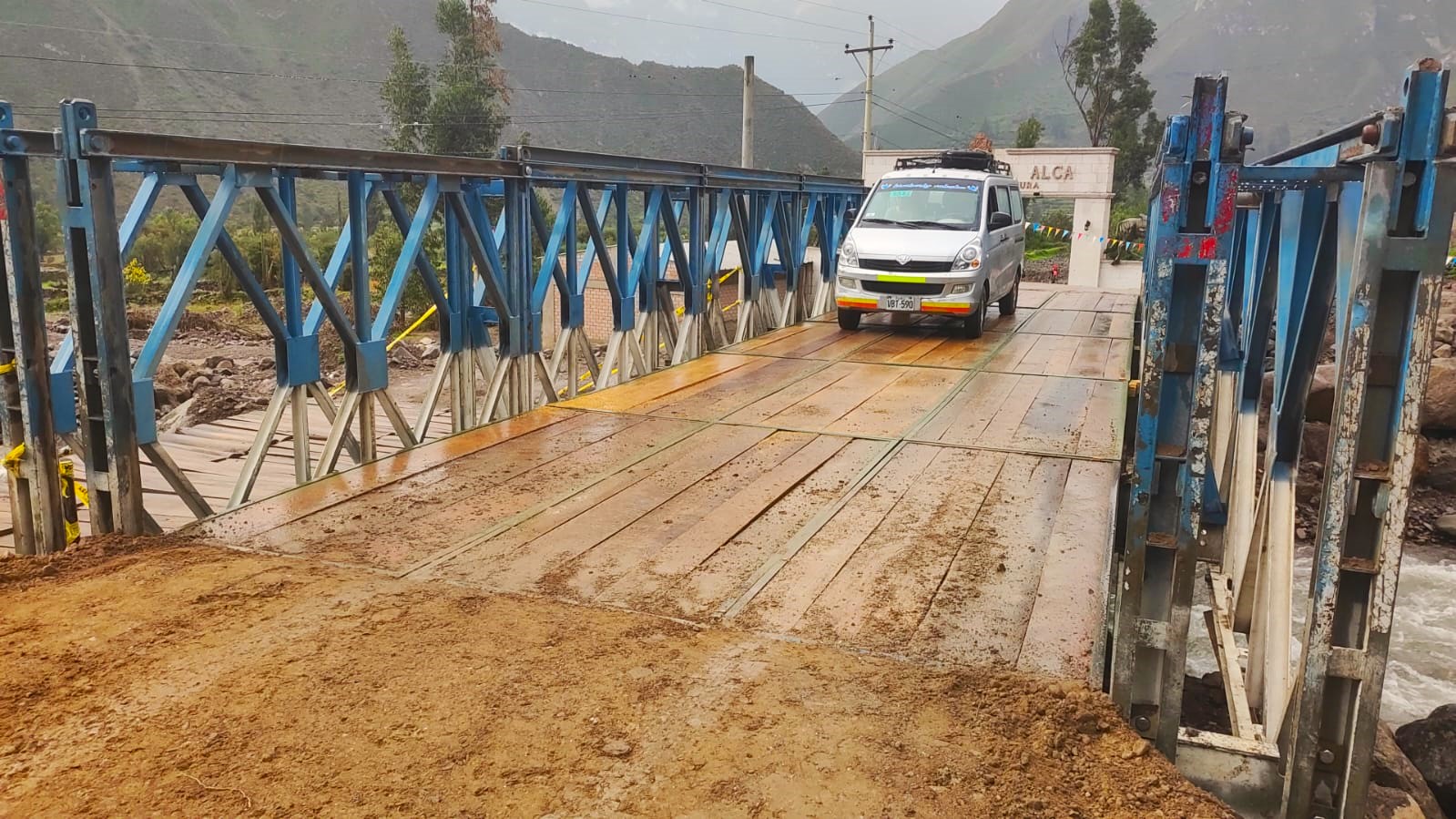 Concluye instalación del puente Bailey en La Unión