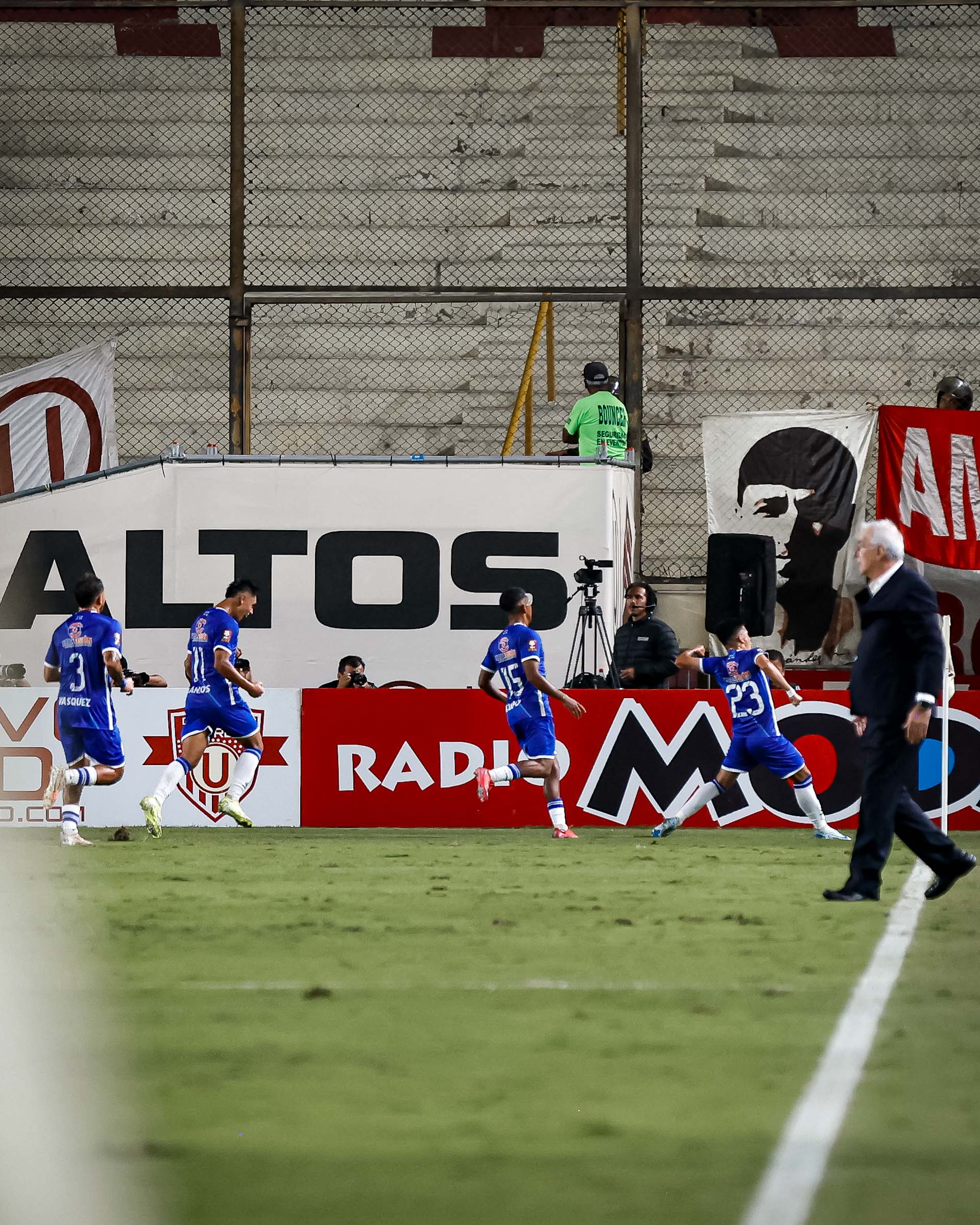 Ejemplar castigo a la U por actos de violencia de sus hinchas