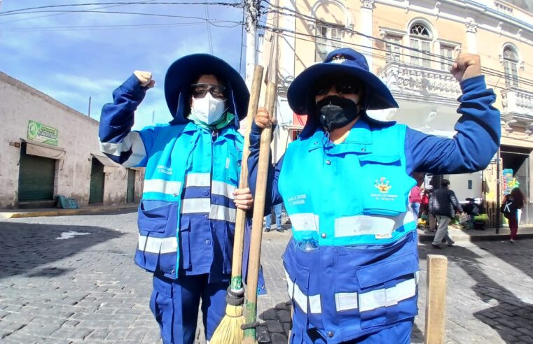 Trabajadoras limpian desde basura hasta residuos humanos