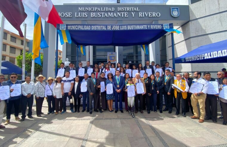 Reconocen a instituciones y vecinos ilustres en Bustamante y Rivero