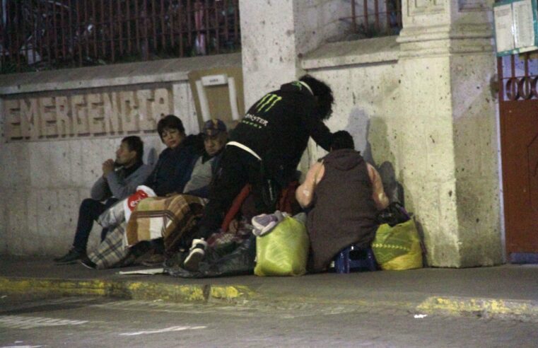 El drama de amanecer en una cola para conseguir atención médica