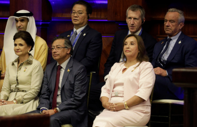 Boluarte no saludó a Petro: le negó la mano y apenas lo miró