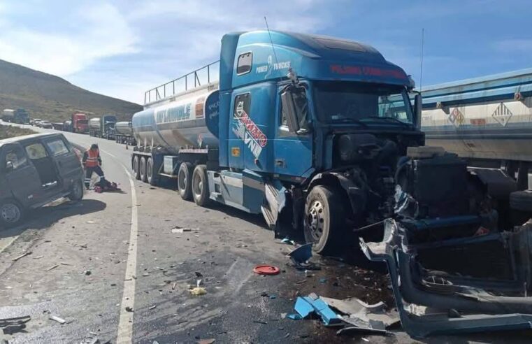 Diez heridos tras choque entre miniván y camión cisterna