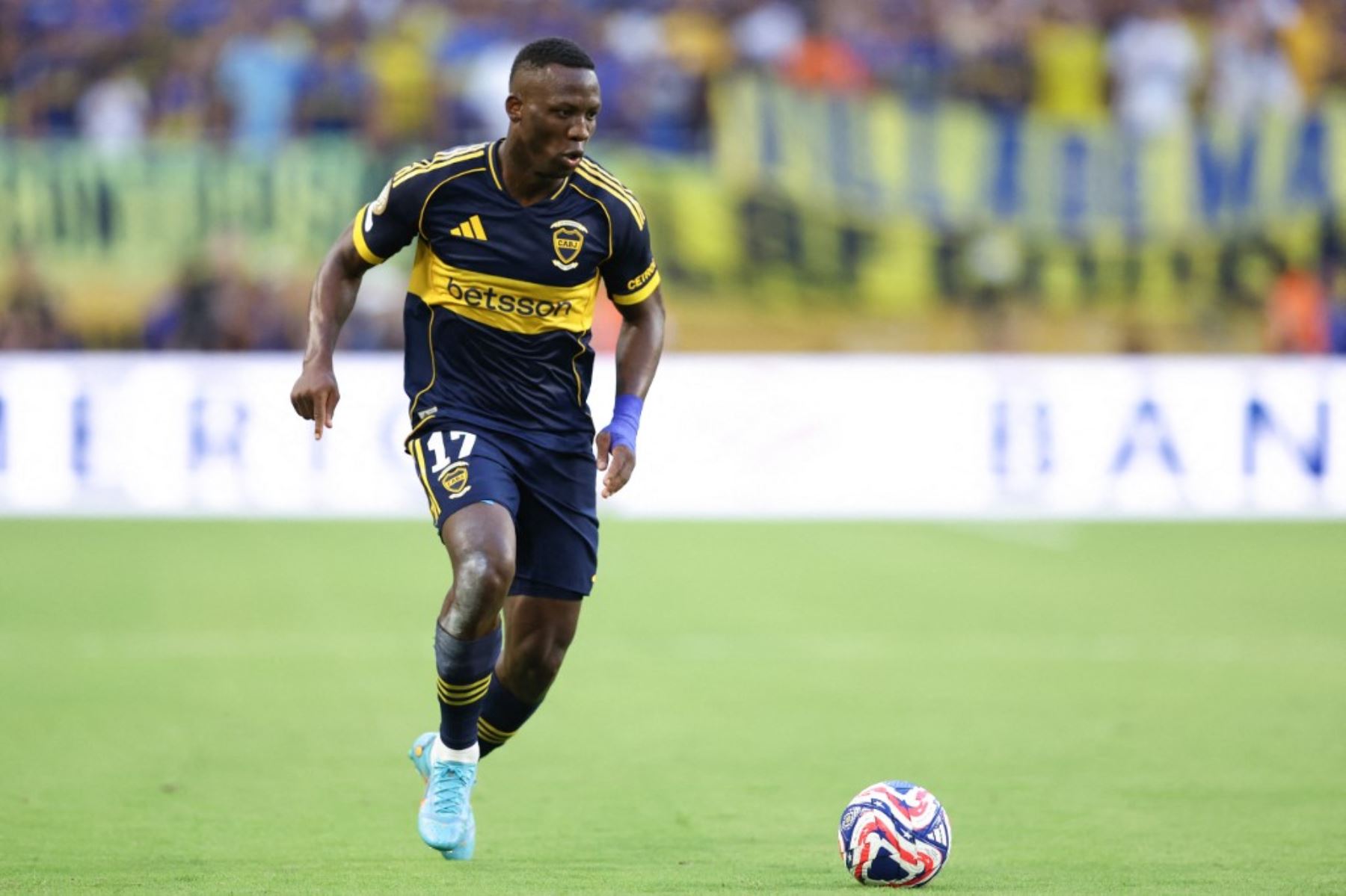 Peruano Advíncula con los días contados en Boca