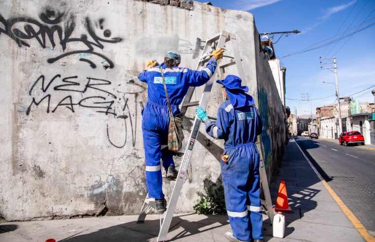 Estudiantes limpian pintas de casonas históricas ubicadas en calle Villalba