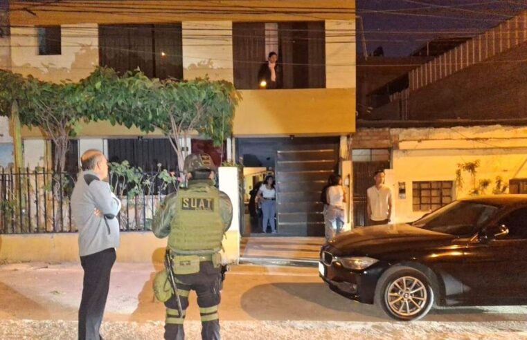 Policía acuchilla a su colega en fiesta y sigue prófugo