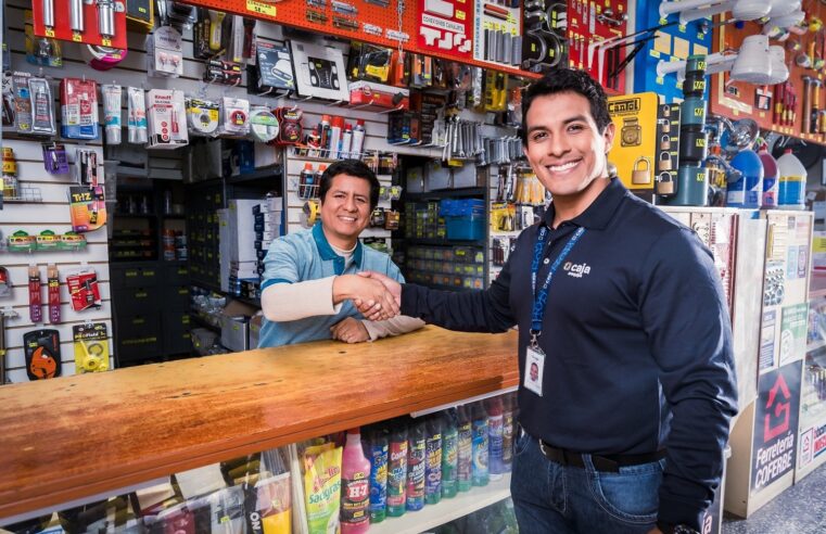 Caja Arequipa rinde homenaje al esfuerzo de padres peruanos con emotiva campaña