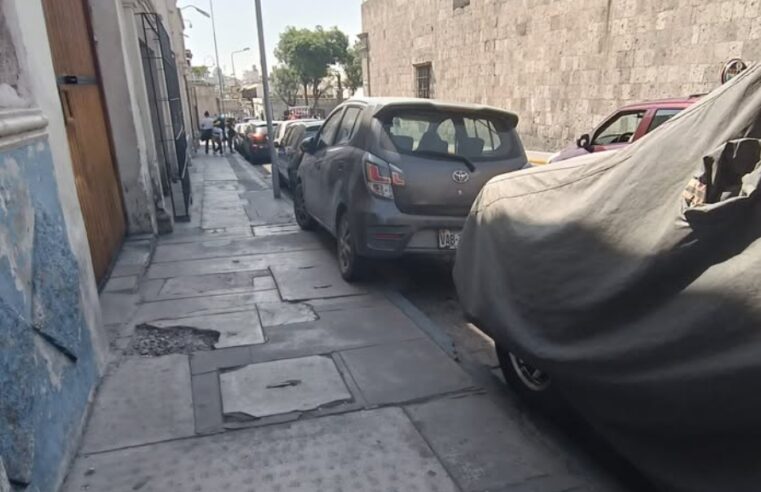 Transeúntes son obligados a caminar fuera de las veredas