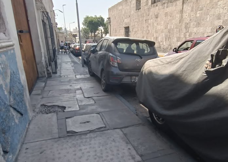 Transeúntes son obligados a caminar fuera de las veredas