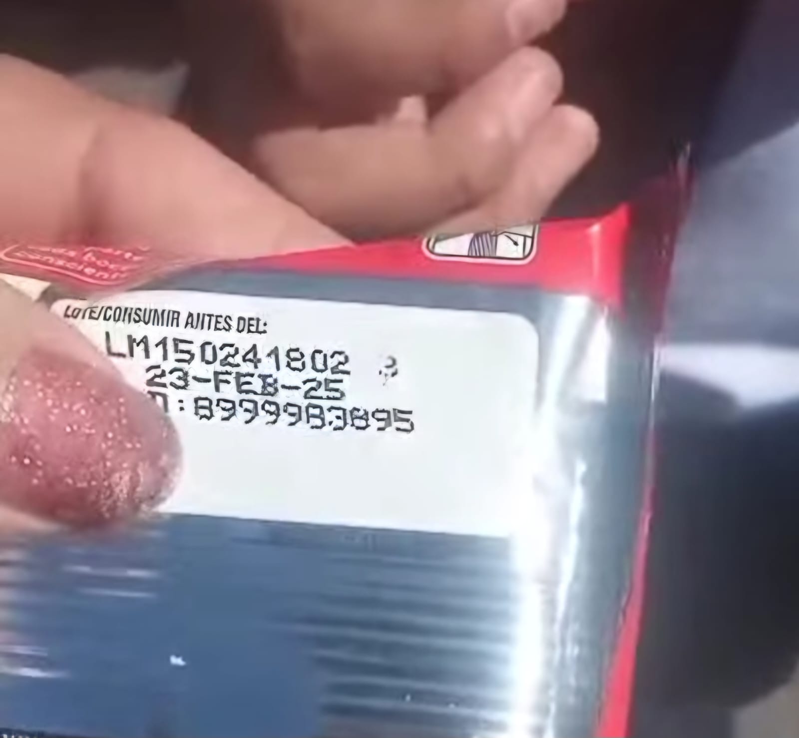 Indignación por entrega de galletas vencidas a escolares en actividad municipal