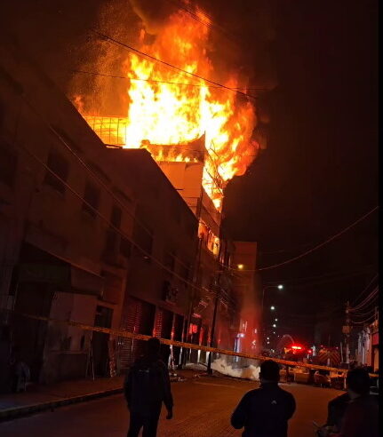 Incendio consume almacén en mueblería de Miraflores