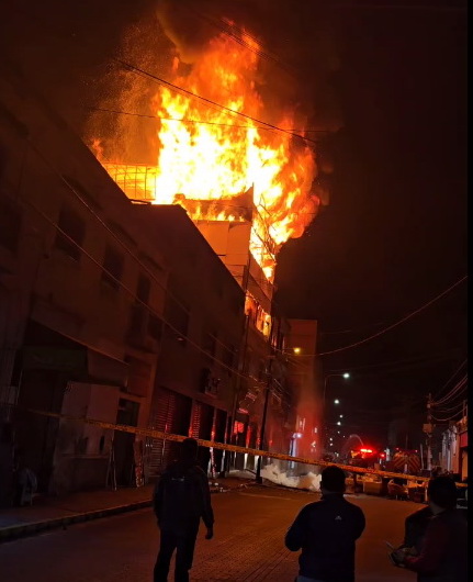 Incendio consume almacén en mueblería de Miraflores