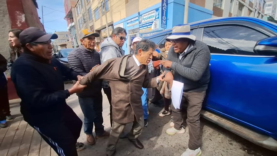 Ciudadanos interceptan a juez por medida cautelar que paraliza obra