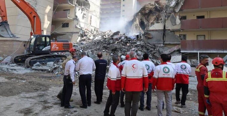 Sesenta personas, 20 de ellas niños, murieron luego de ataque a edificio