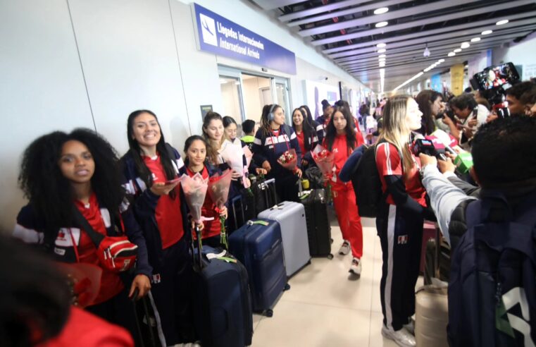 Emotivo recibimiento tuvo la selección peruana de vóley