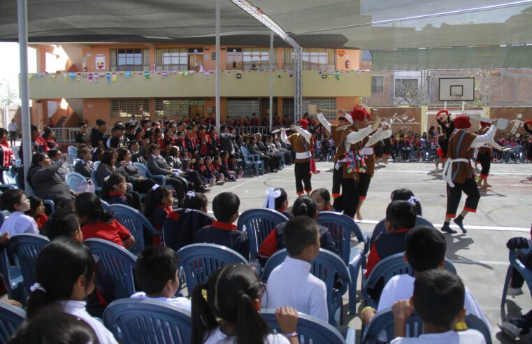 Estudiantes rinden homenaje y destacan labor de los maestros