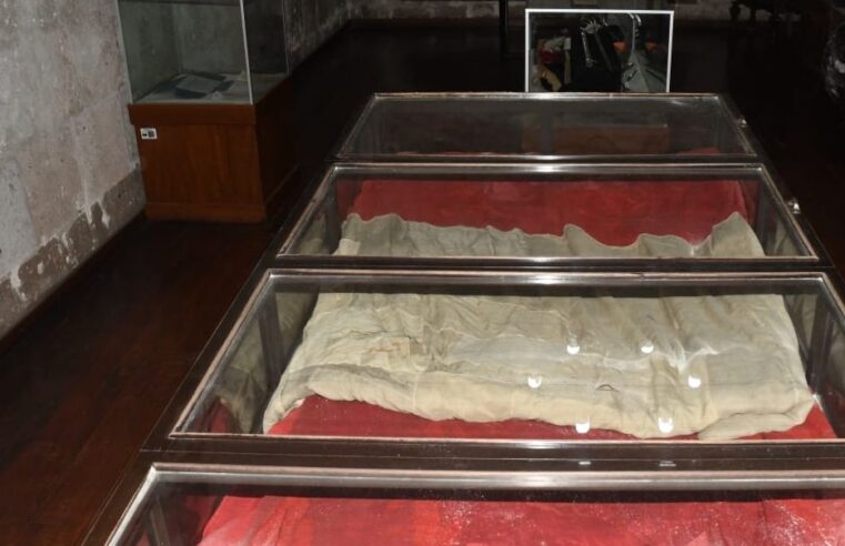 Bandera de guerra descansa en el corazón de Arequipa