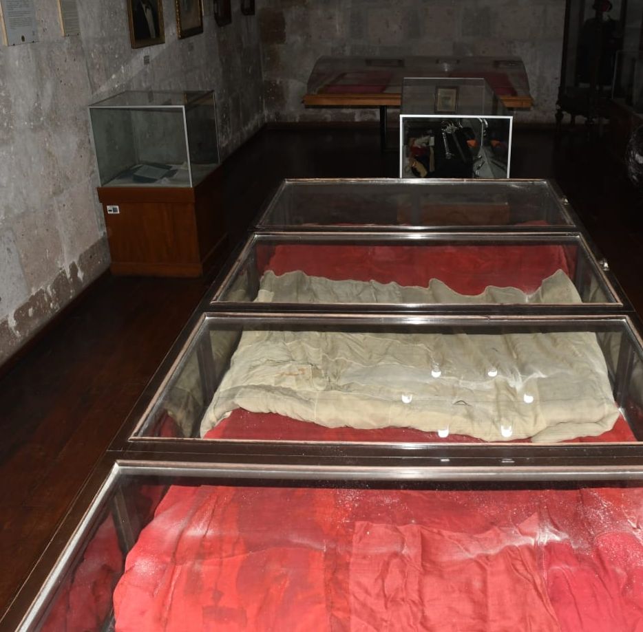 Bandera de guerra descansa en el corazón de Arequipa