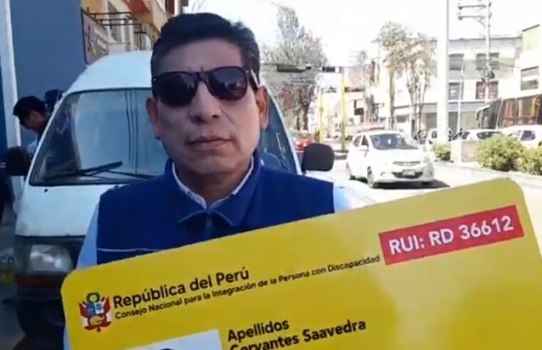 Multa y suspensión a chofer que cobró pasaje a personas con discapacidad