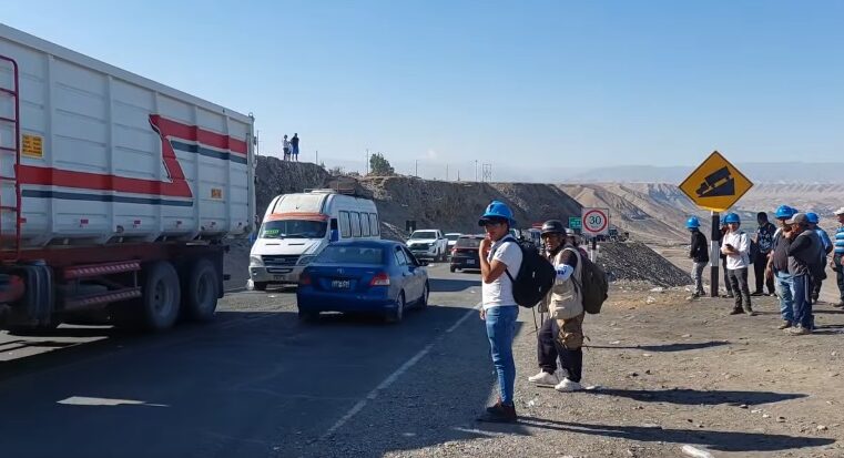 Mineros avanzan hasta kilómetro 921 y bloquean tres tramos de Panamericana Sur en Arequipa