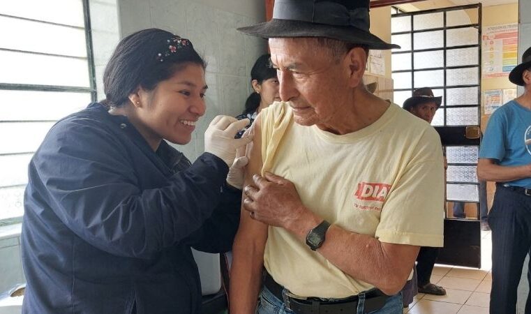 Adultos mayores vacunados contra influenza en Tambos