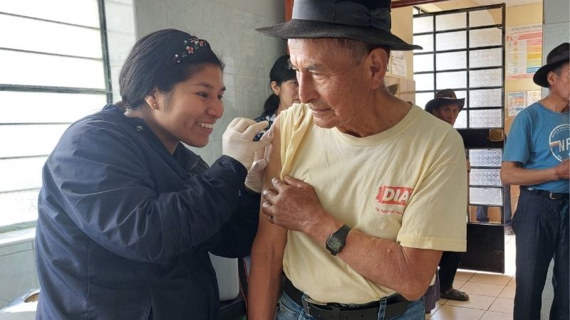 Adultos mayores vacunados contra influenza en Tambos