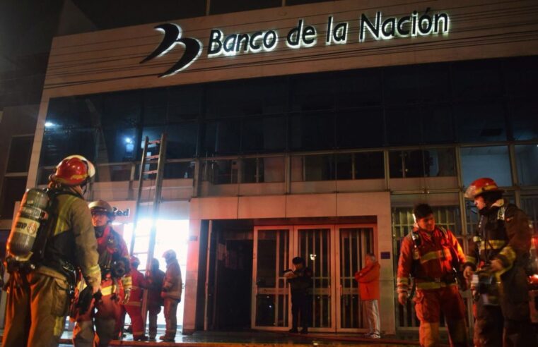 Incendio consume los ambientes de sede del Banco de la Nación