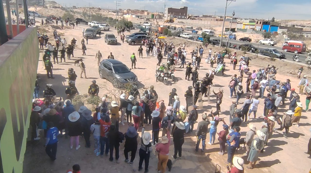 Visita fugaz de presidenta Dina Boluarte deja molestia en Cerro Colorado