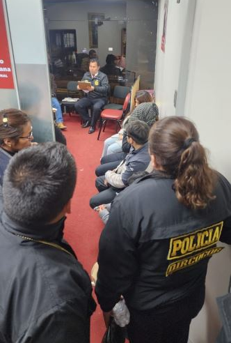 Detienen a 6 trabajadores regionales por celebrar cumpleaños en oficina del Gore