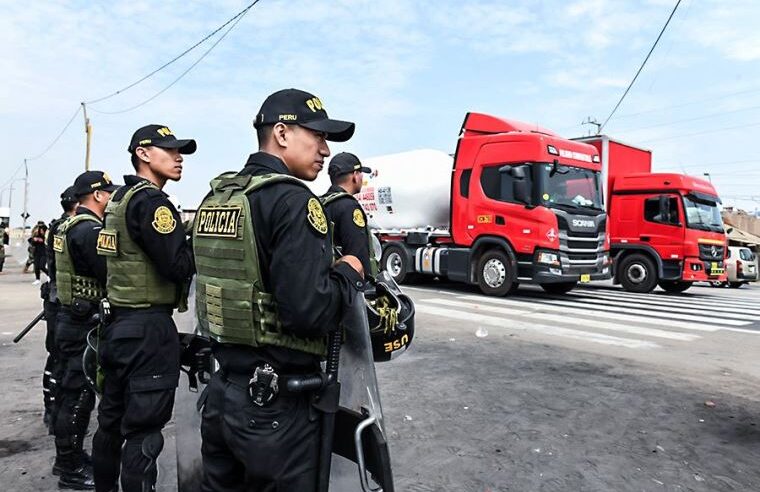 Policía restablece el tránsito vehicular y orden en Arequipa, Lima, Ica y La Libertad