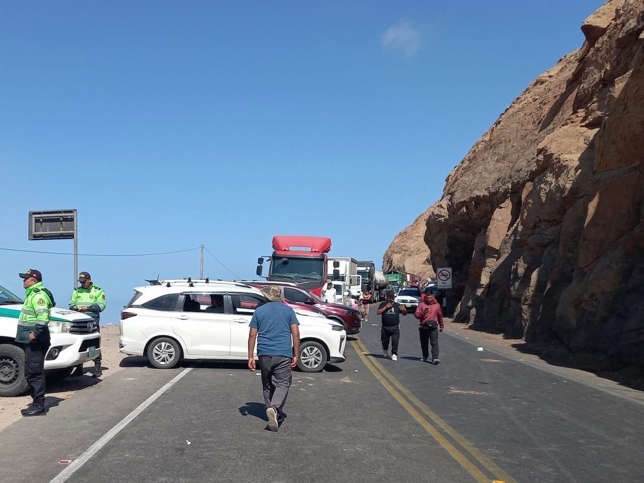 Mineros de Secocha bloquean Panamericana por tercer día consecutivo