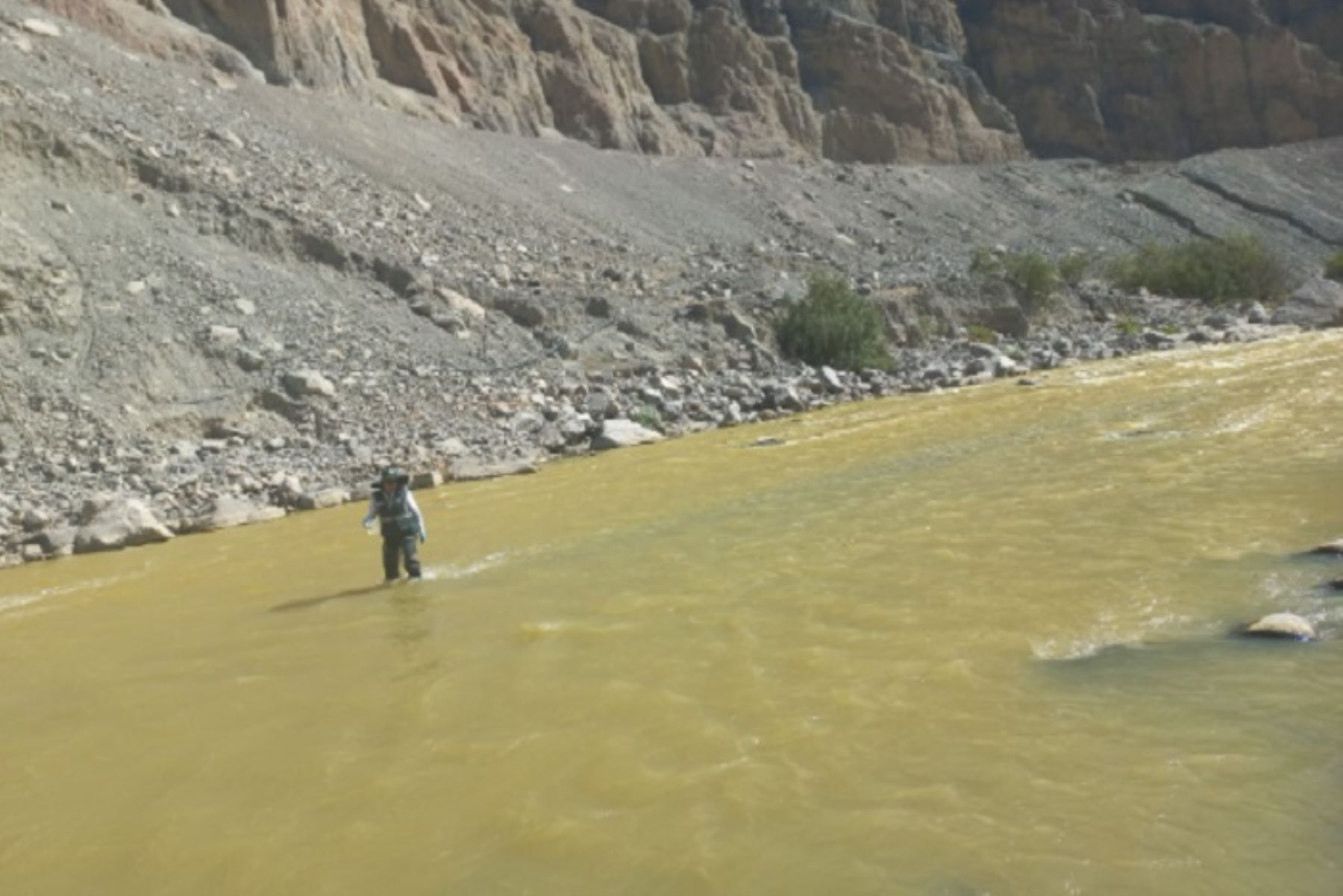 Dos provincias en emergencia por contaminación de aguas de río