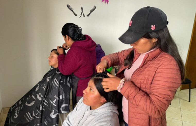 Forman barberos y estilistas en Tambos