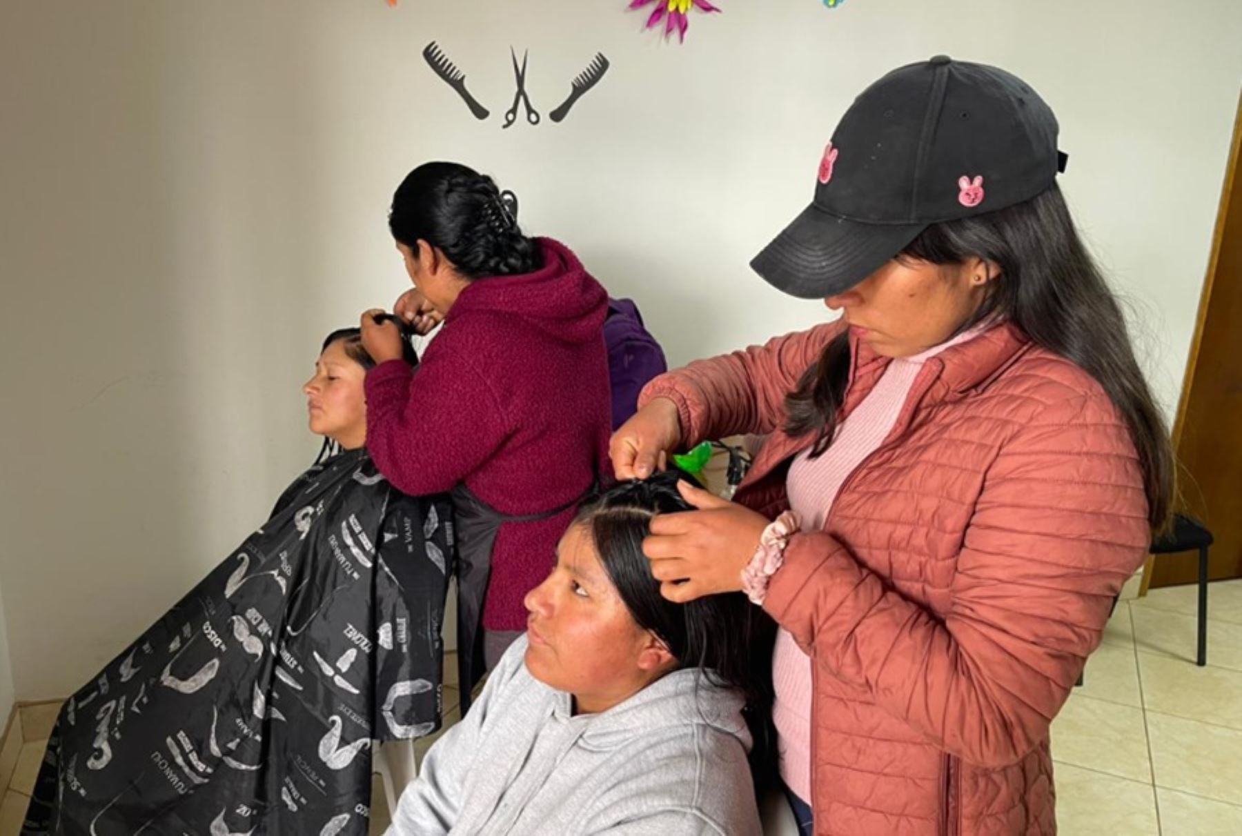 Forman barberos y estilistas en Tambos