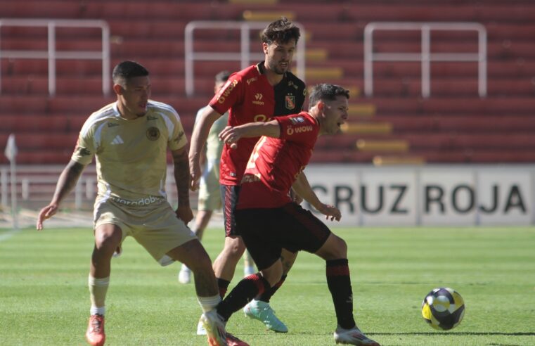 Nadie tiene el puesto fijo en Melgar pero hay poco nivel