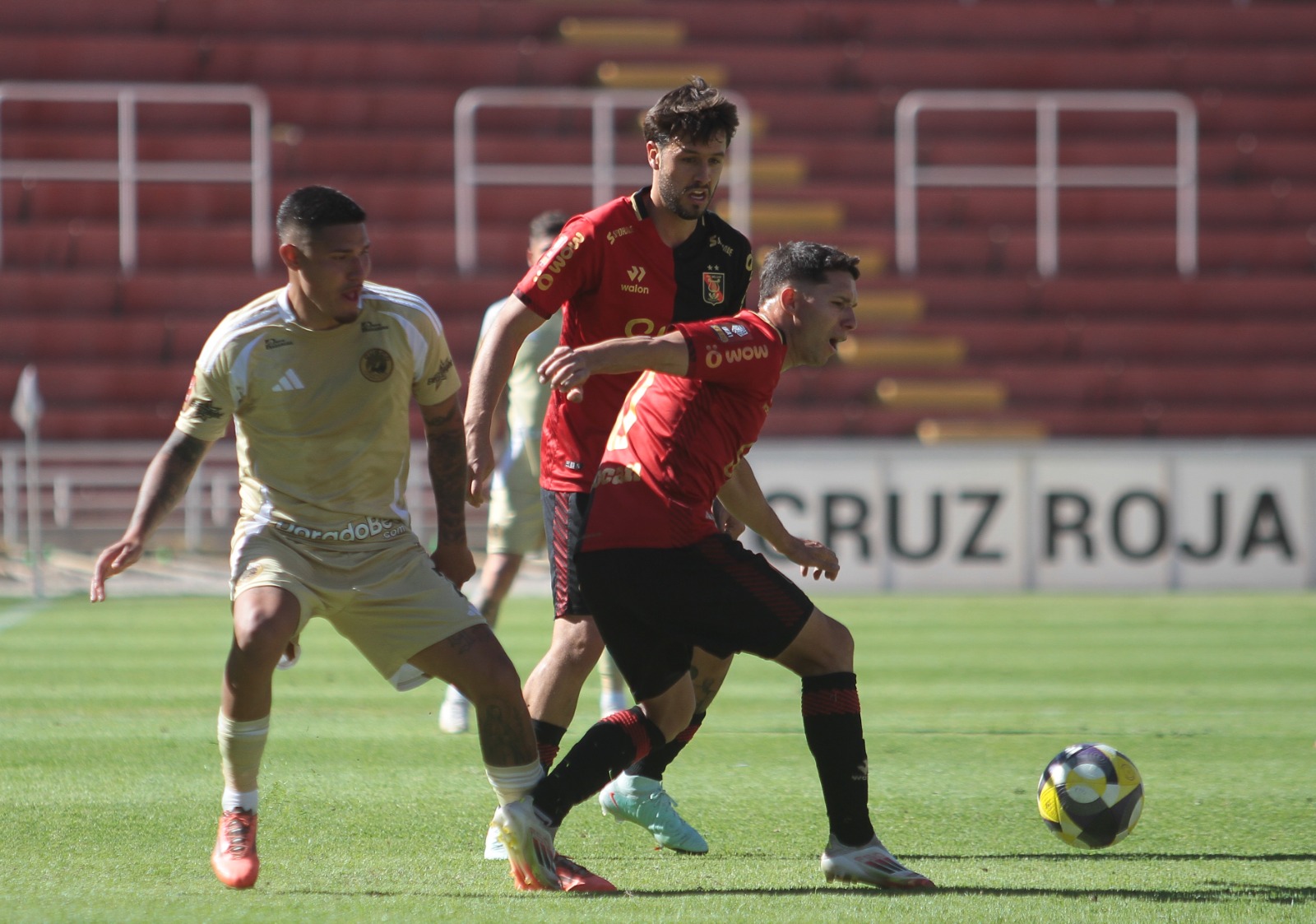 Nadie tiene el puesto fijo en Melgar pero hay poco nivel