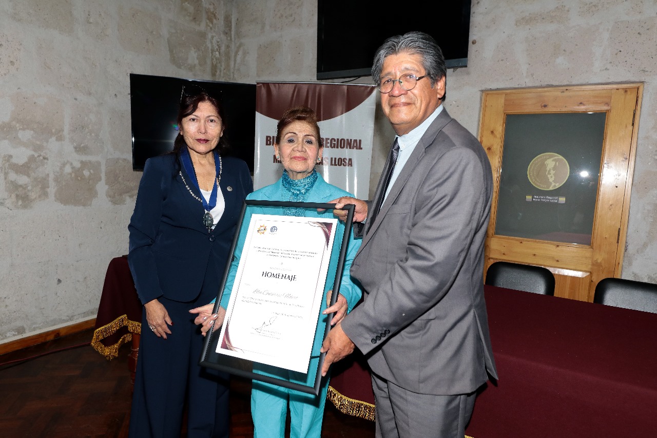 Distinguen a escritora y poeta Lilia Gutiérrez