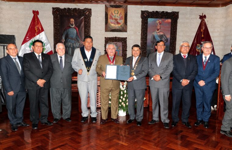 UCSM recibe reconocimiento de la Municipalidad Provincial