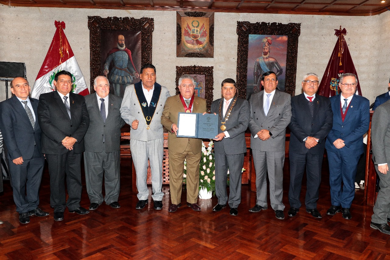 UCSM recibe reconocimiento de la Municipalidad Provincial