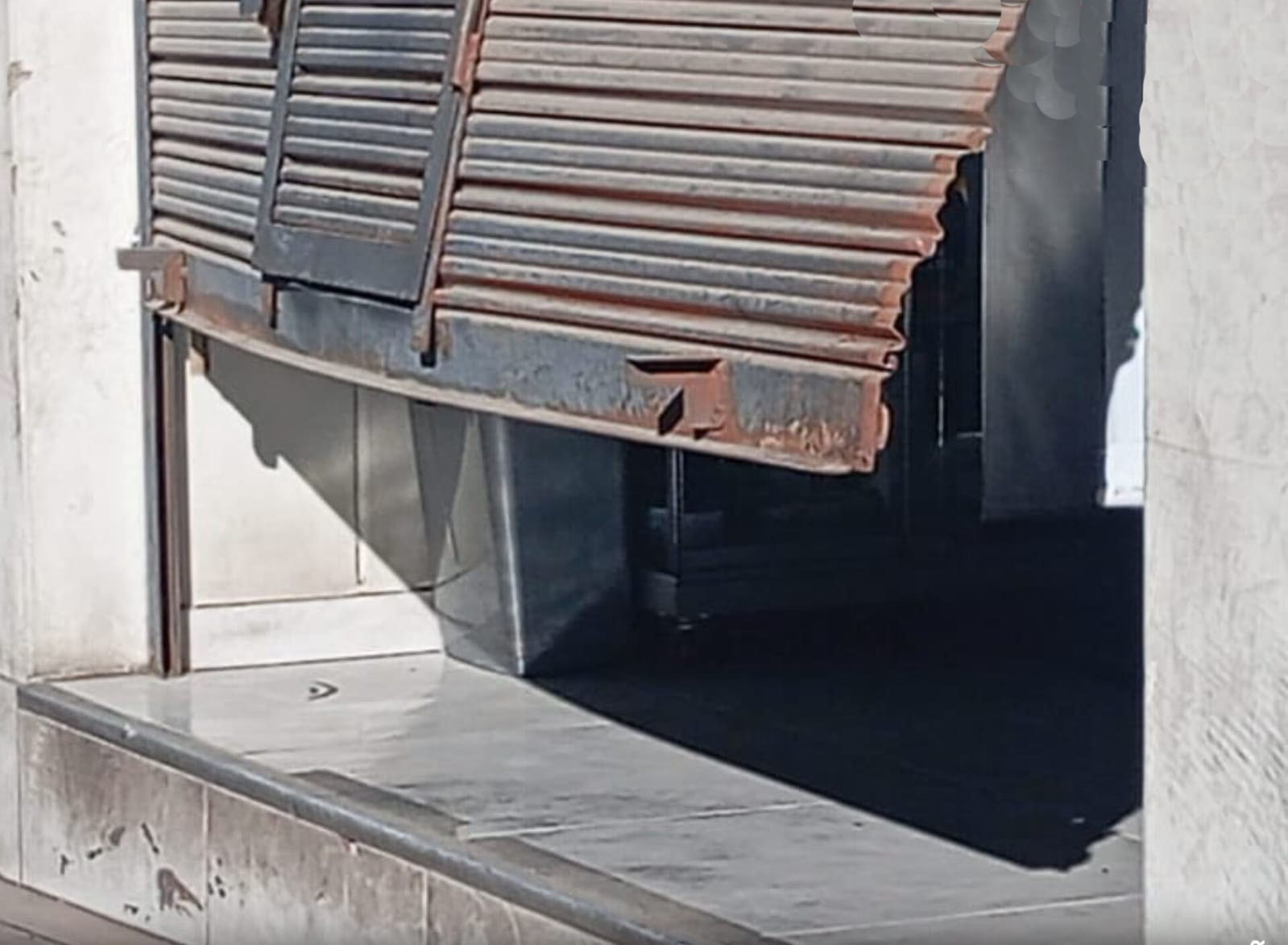 Roban laptop y S/5 mil de botica en Miraflores